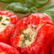 Перец, фаршированный козьим сыром